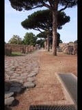 00668 ostia - regio ii - decumanua maximus - portico del nettuno - blick ri theater (ii,vii,2) - 09-2023.jpg